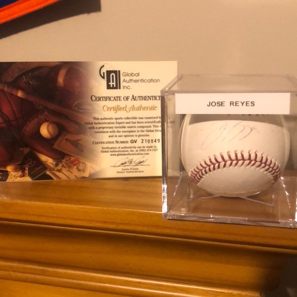 Signed baseball - Picture 2 of 3